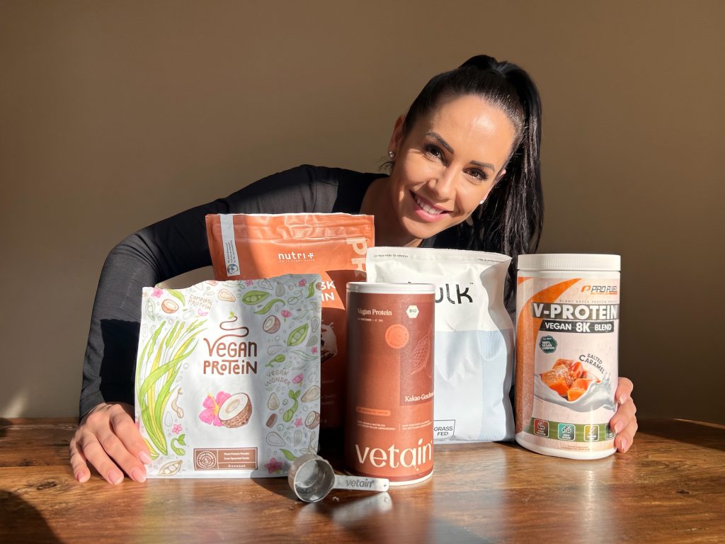 Lachende Frau mit Supplements