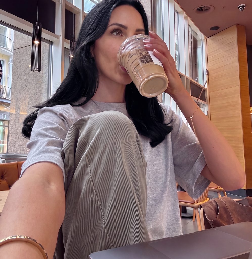 selfie von Frau beim Kaffee trinken