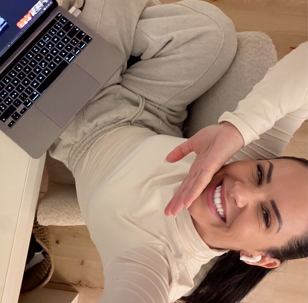 Frau an Laptop sitzend