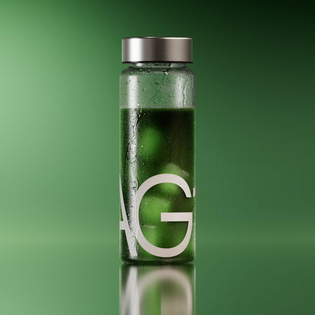 AG1 Flasche auf grünem Hintergrund