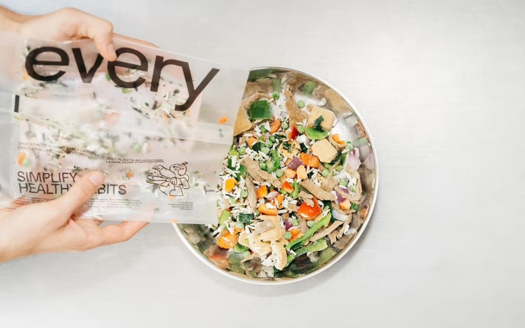 Schüssel mit Essen und everyFoods Tüte
