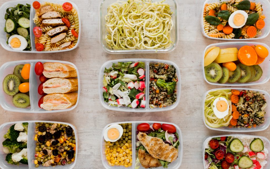 oben ansicht von Mealprep boxen mit Essen